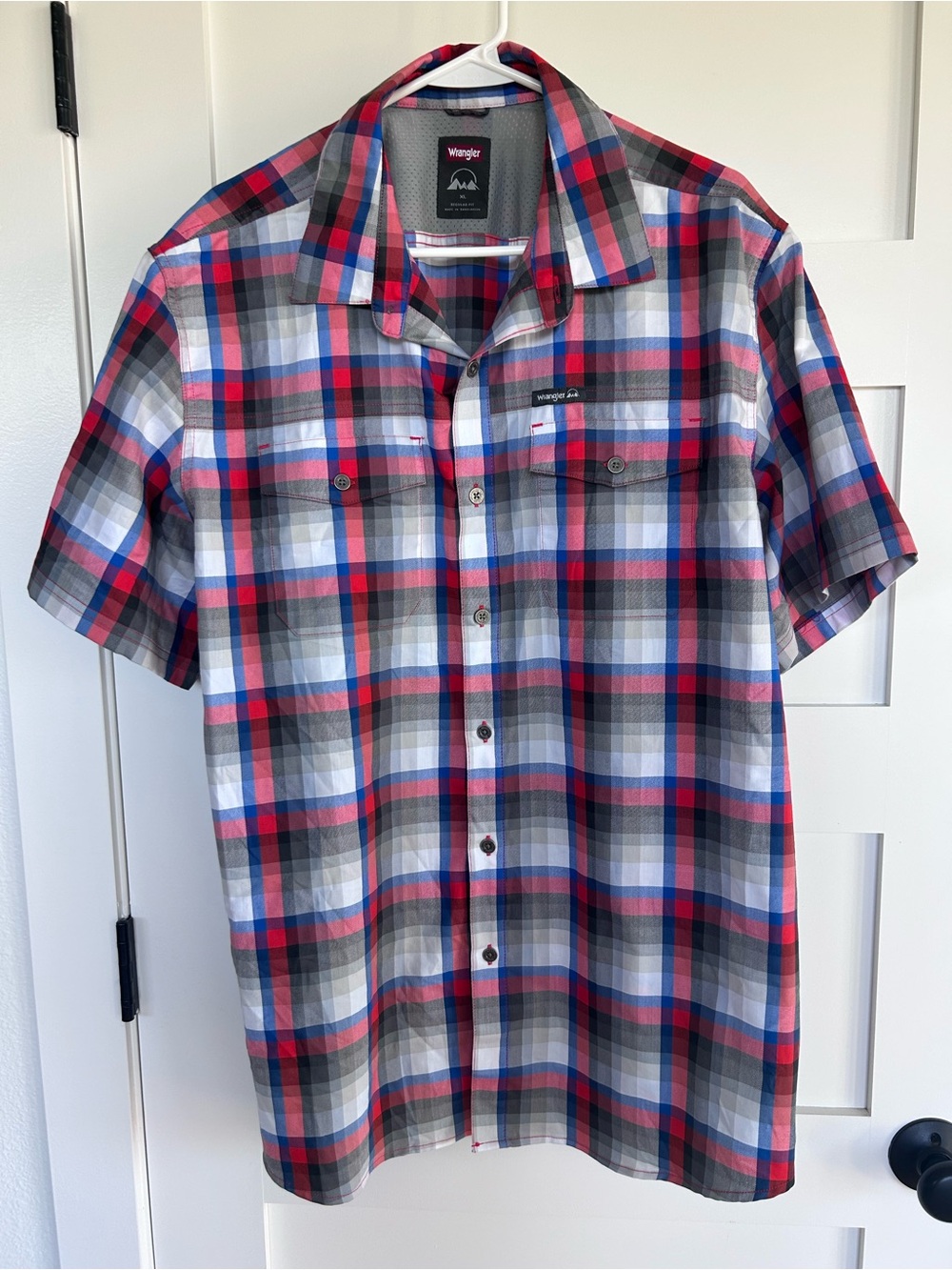 Wrangler Short Sleeve Plaid Button-Down Shirt Men’s XL in Red, Blue & Gray